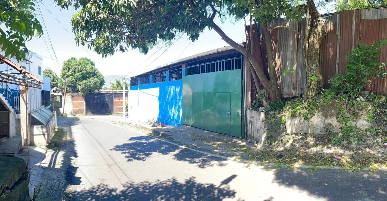 Entrada principal del taller Metalyplast